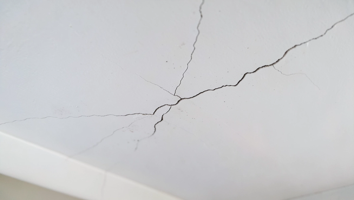 Pęknięcia na łączeniu sufitu i ściany