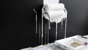 Jak pomalować czarną ścianę na biało