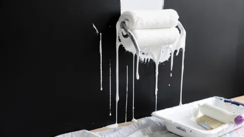 Jak pomalować czarną ścianę na biało