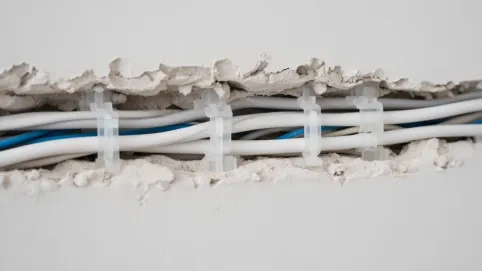 Mocowanie kabli do ściany pod tynk