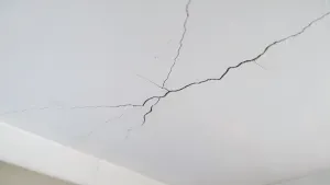 Pęknięcia na łączeniu sufitu i ściany