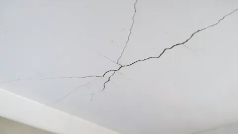 Pęknięcia na łączeniu sufitu i ściany