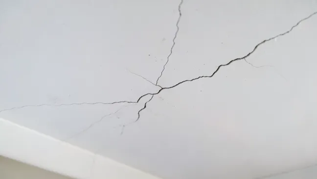 Pęknięcia na łączeniu sufitu i ściany