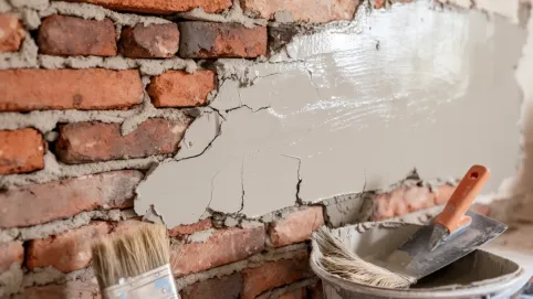 Tynkowanie starej ściany z cegły